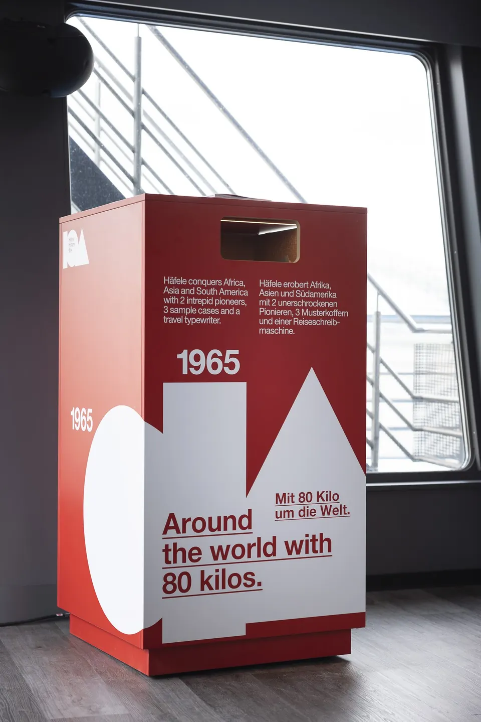 Ausstellungsstele „Around the world with 80 kilos“ zur Häfele-Geschichte