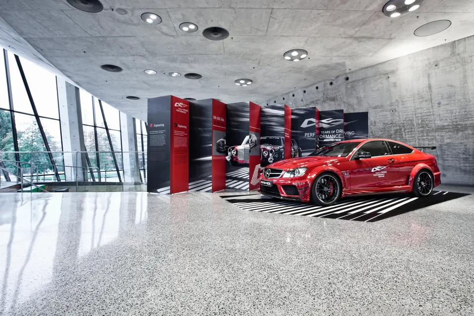 Jubiläumsausstellung zu 45 Jahren Mercedes-AMG mit einem roten Rennwagen