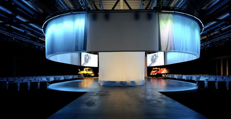 Eventhalle zum Unimog-Jubiläum im ersten Zustand, blau beleuchtet