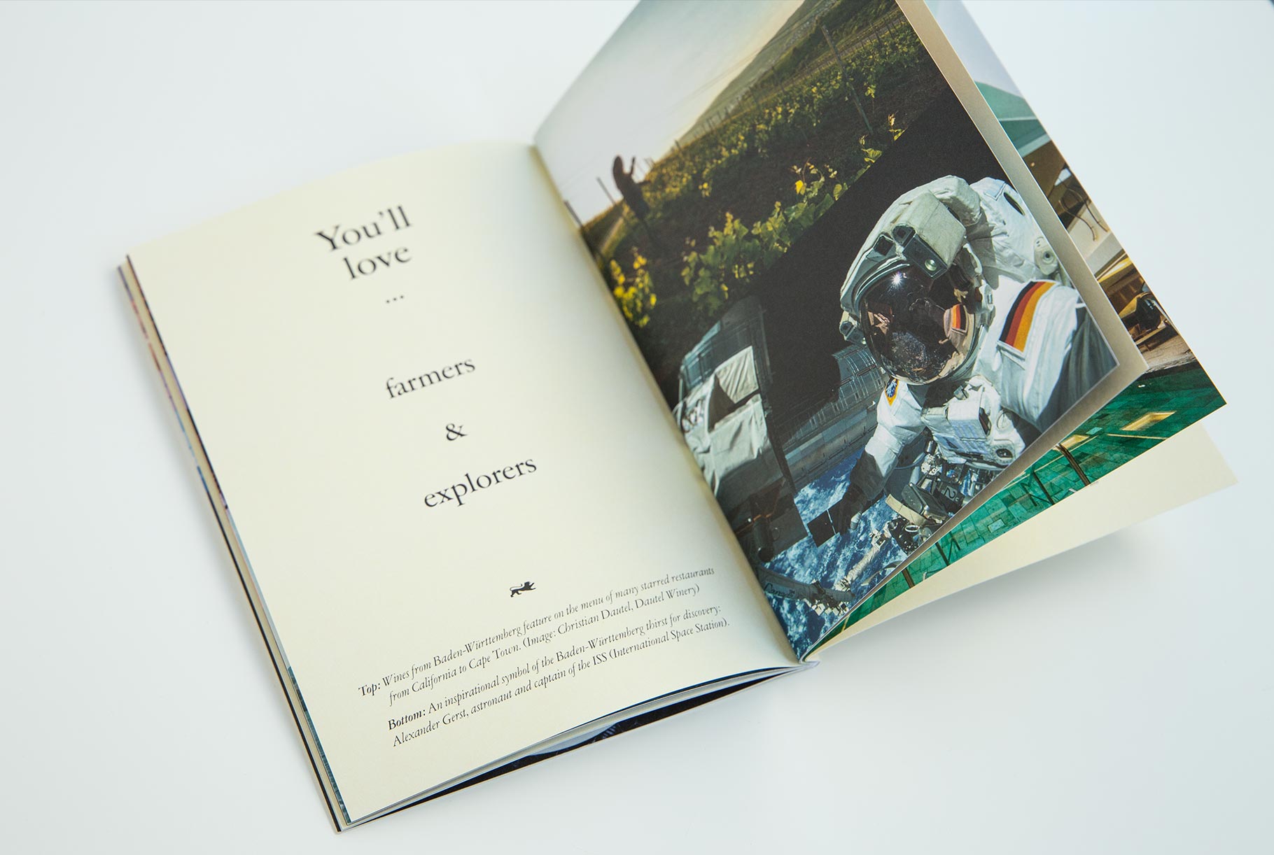 Aufgeschlagene Broschüre. Auf einer Seite ist die Headline 'You’ll love ... farmers & explorers' zu lesen. Auf der anderen Seite sieht man das Bild eines Mannes von Dautel Winery auf einem Weinberg bei der Arbeit. Darunter das Bild vom Astronauten und ISS-Captain Alexander Gerst im Weltall.