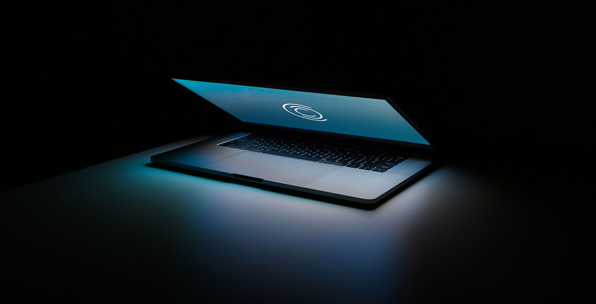 Halb aufgeklapptes Laptop mit neuem CCC-Logo