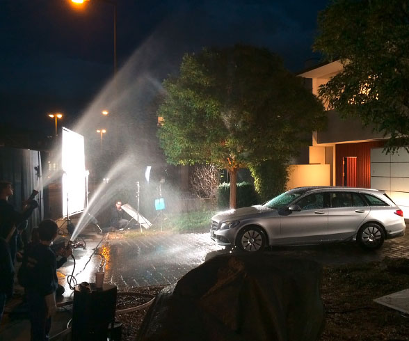 Making-Of-Dokumentation: Der Regen wird durch Feuerwehrschläuche simuliert.