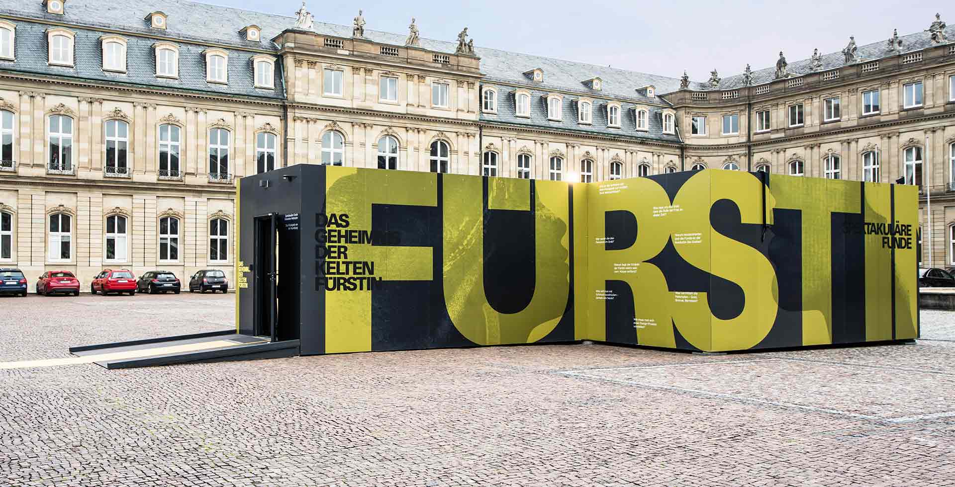 Ansicht der Event-Container der Keltenausstellung von außen auf dem Schlossplatz in Stuttgart.