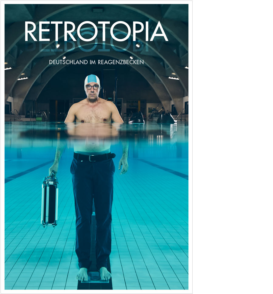Key Visual zu 'Retrotopia': Ein Mann mit Badekappe, freiem Oberkörper, Anzughose und Koffer steht im Becken eines Hallenbads.