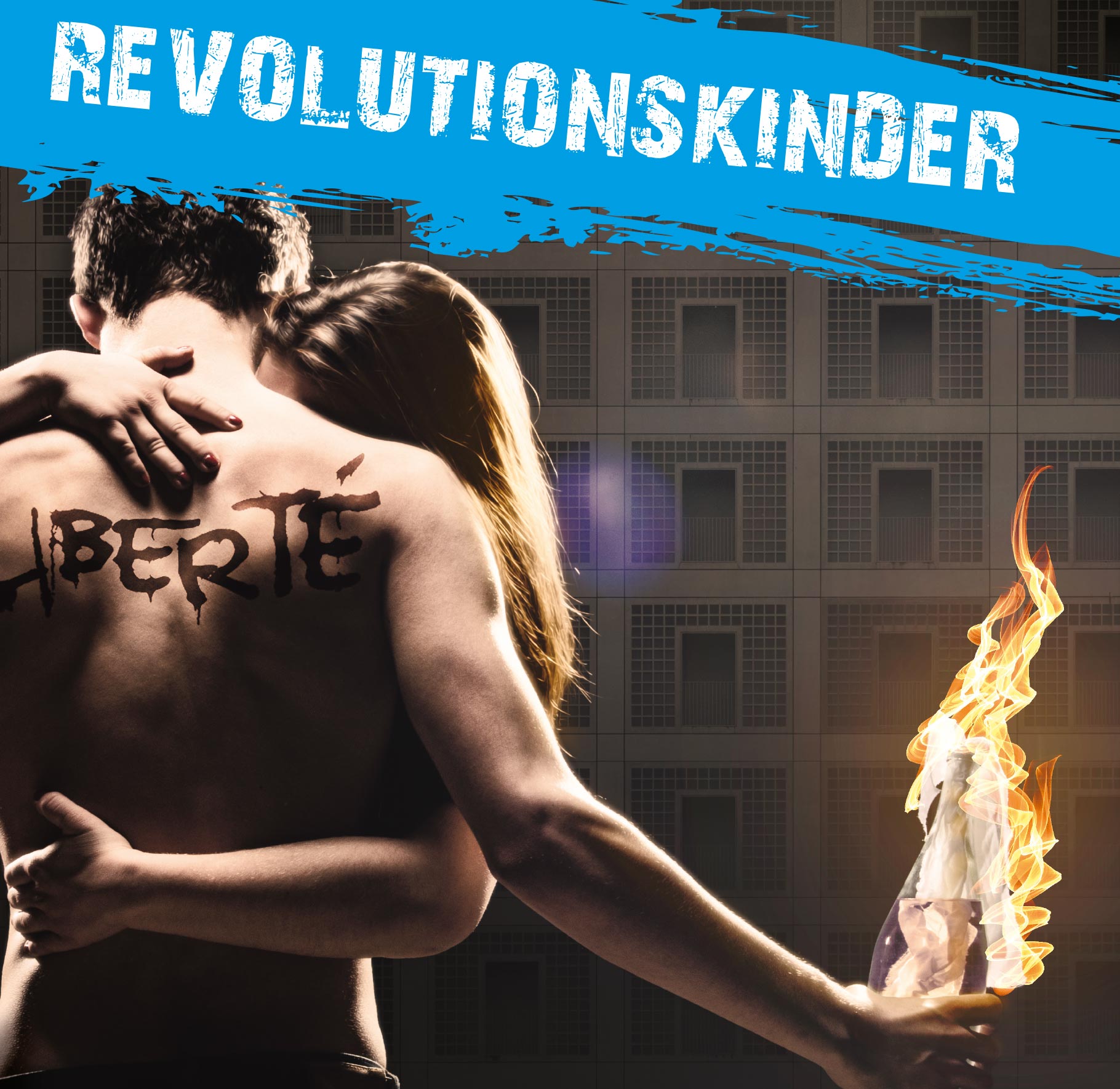 Visual zu 'Revolutionskinder': Ein junges Paar umarmt sich. Auf dem nackten Rücken des Mannes, der einen brennenden Molotow-Cocktail in der Hand hält, steht 'Liberté' geschrieben.